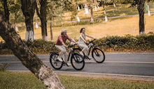 Ein Paar unternimmt eine Tour mit Fiido Nomads-Elektrofahrrädern.