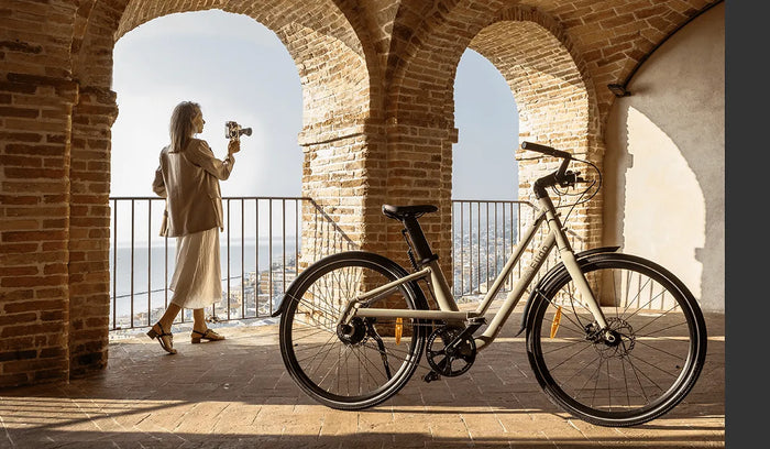 Frau fährt mit einem Fiido Nomads E-Bike