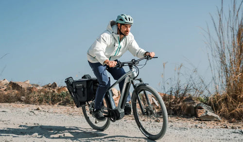 Fiido Nomads Pro Touring-E-Bike mit einem Mann bei einer Offroad-Fahrt