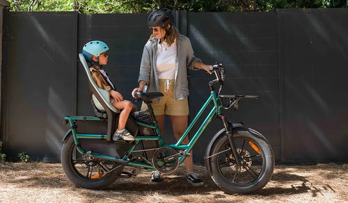 Eine Frau nutzt ein Fiido T2 Elektrofahrrad mit hinten montiertem Kindersitz.