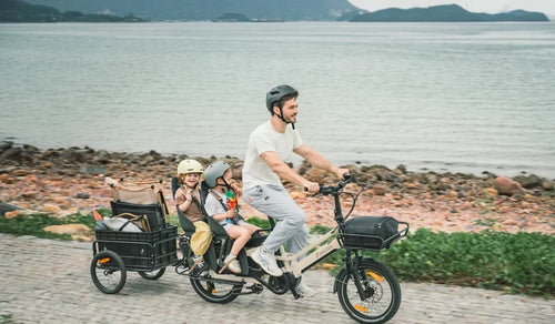 Fiido T3 Max Longtail-Lasten-E-Bike mit Kindern und einem Mann an einem sonnigen Tag