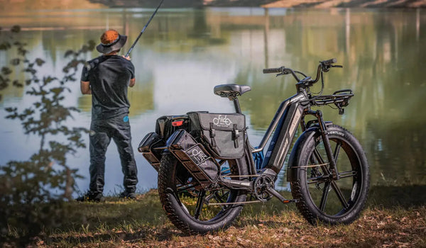Ein Mann fährt mit seinem Fiido Titan Fatbike-Elektrofahrrad.