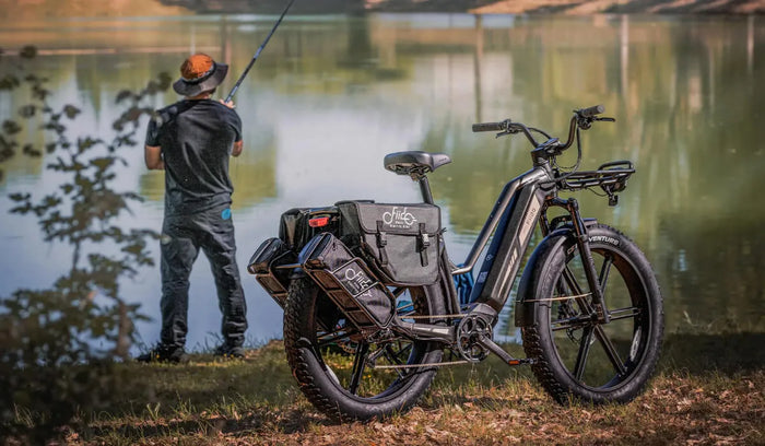Ein Mann fährt mit seinem Fiido Titan Fatbike-Elektrofahrrad.
