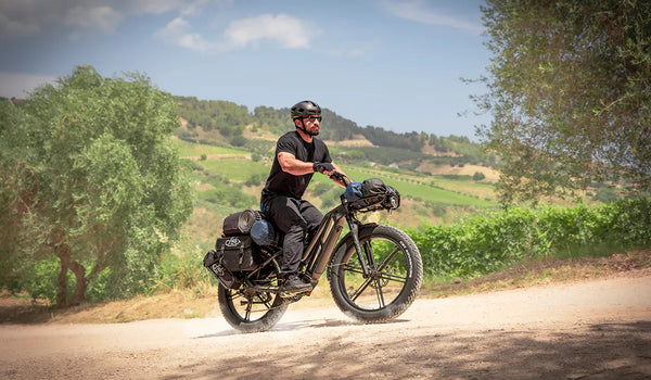 Mann besteigt einen Berg mit einem Fiido Titan Offroad-Elektrofahrrad
