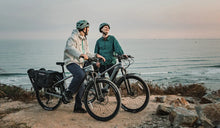 Fiido Nomads Pro E-Bike-Paar beim Fahren auf einem Offroad-Bergtrail