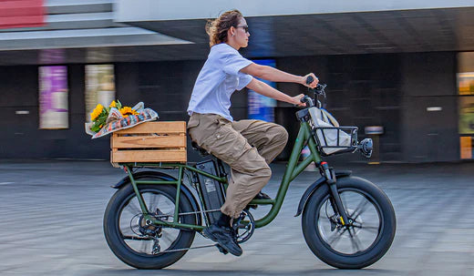 Eine Radfahrerin rast mit ihrem Fiido T1Pro durch ein Stadtgebiet