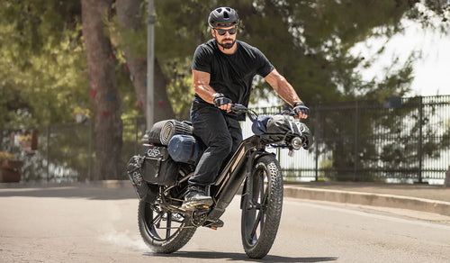 Ein Mann fährt ein Fiido Titan Elektrofahrrad.