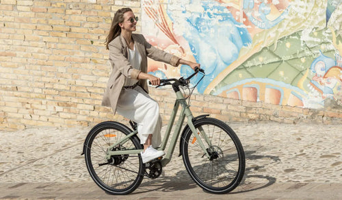 Eine Frau fährt mit einem Fiido C700 Elektrofahrrad auf der Straße.