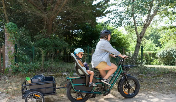 Eine Mutter fährt mit ihrem Kind auf einem Fiido T2 Longtail-Elektrofahrrad spazieren.
