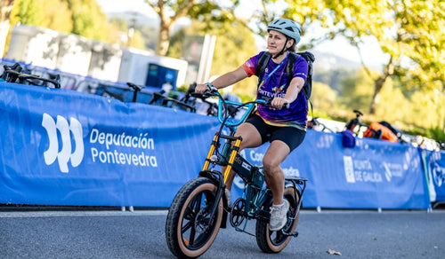 Mitarbeiter von World Triathlon 2026 fährt in Pontevedra, Spanien, ein Fiido M1 Pro E-Bike