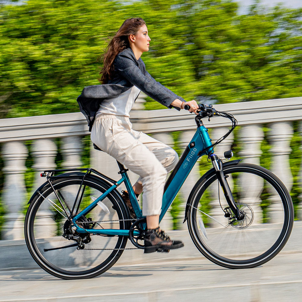 Frau fährt Fiido C11 Stadt-E-Bike