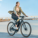 Frau fährt Fiido E-Gravel C21 E-Bike