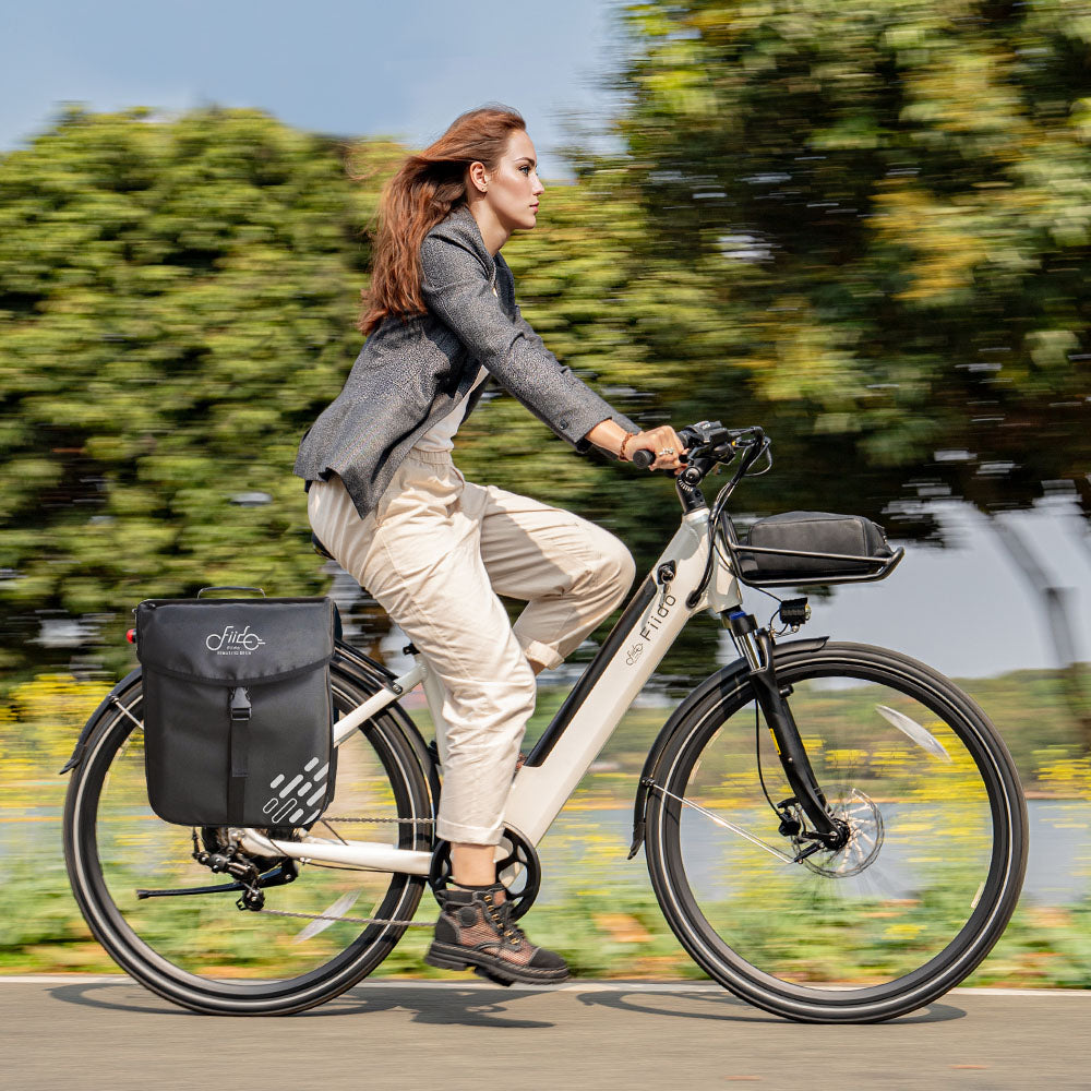 Frau fährt Fiido C11 Stadt-E-Bike mit Tasche und Frontkorb