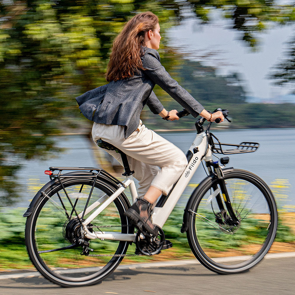 Frau fährt Fiido C11 Stadt-E-Bike in Weiß