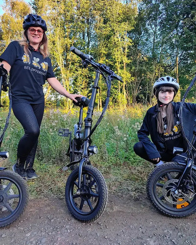 BitzyBobzy und ihre Freundin fahren auf Landwegen mit ihren Fiido D3 Pro E-Bikes.