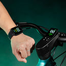 Mann präsentiert Fiido E-Gravel C22 E-Bike für Erwachsene mit Stoppuhr und Uhr