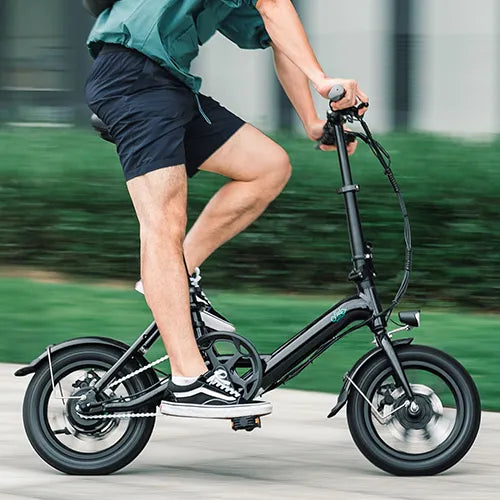 Mann fährt ein Fiido Mini-E-Bike