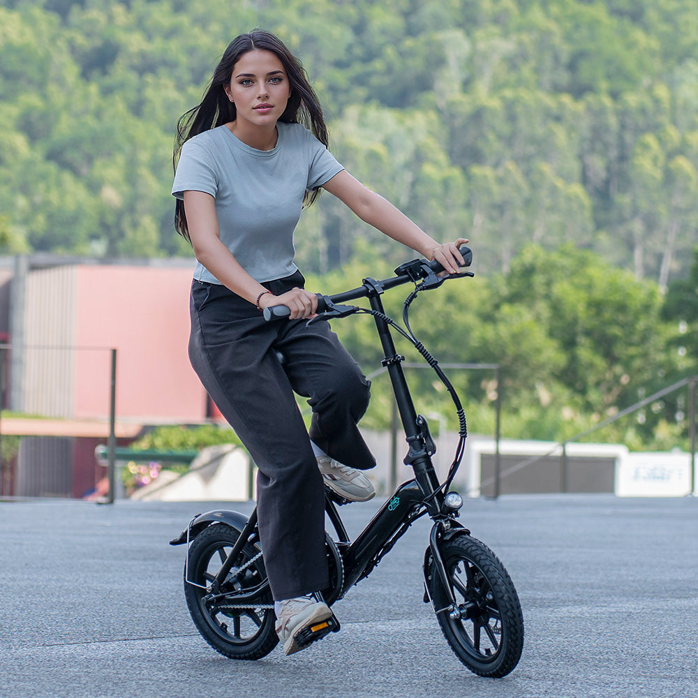 Frau fährt Fiido D3 Pro Mini E-Bike