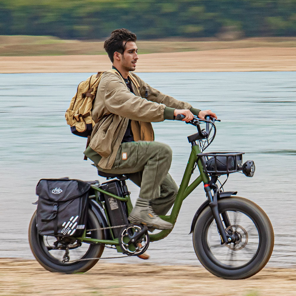 Mann fährt Fiido T1 Pro: Leistungsstarkes Elektro-Lastenrad am Fluss