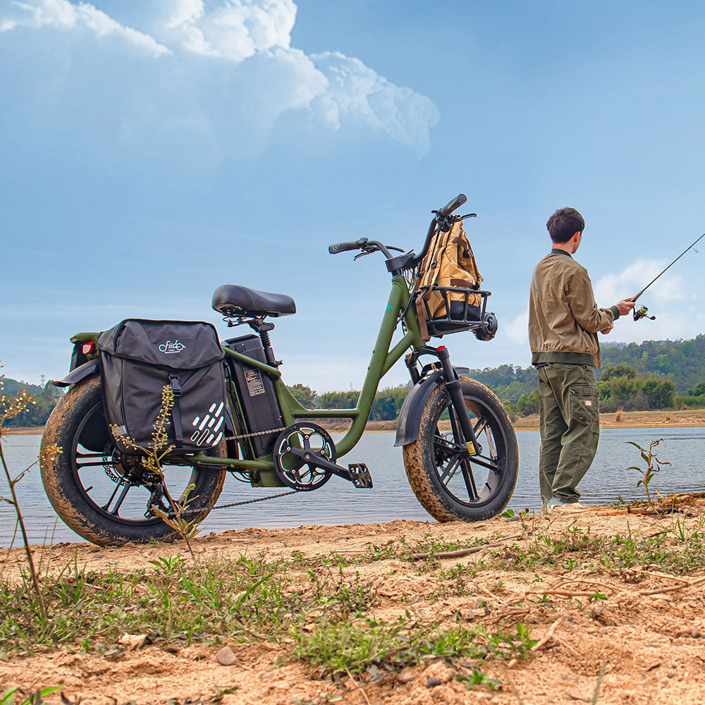 Mann fährt mit dem Fiido T1 Pro: Leistungsstarkes Elektro-Lastenrad zum Fluss zum Angeln