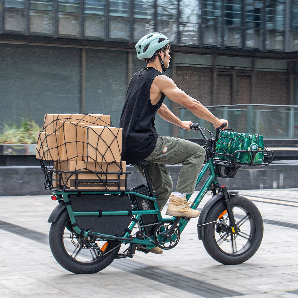 Erwachsene tragen Helme und fahren Fiido T2 Long-Tail Cargo Elektrofahrräder, um Lasten zu transportieren